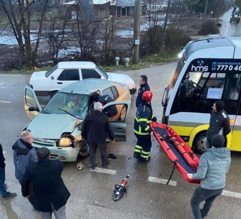 İnegöl’de halk minibüsü otomobile çarptı: 1 yaralı