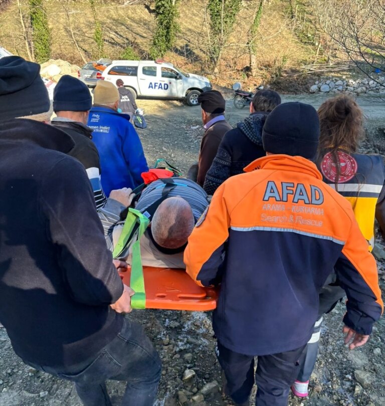 Isparta’da doğada yürürken ayağı kırılan kişi kurtarıldı