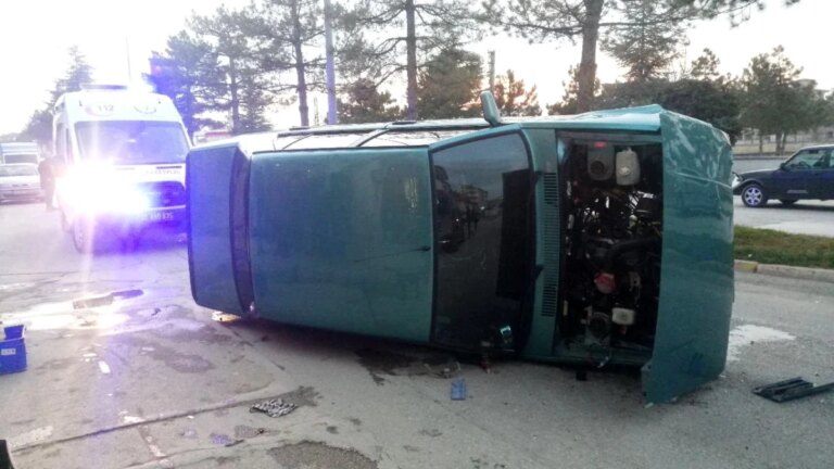 Isparta’da otomobil elektrik panosuna çarparak yan yattı