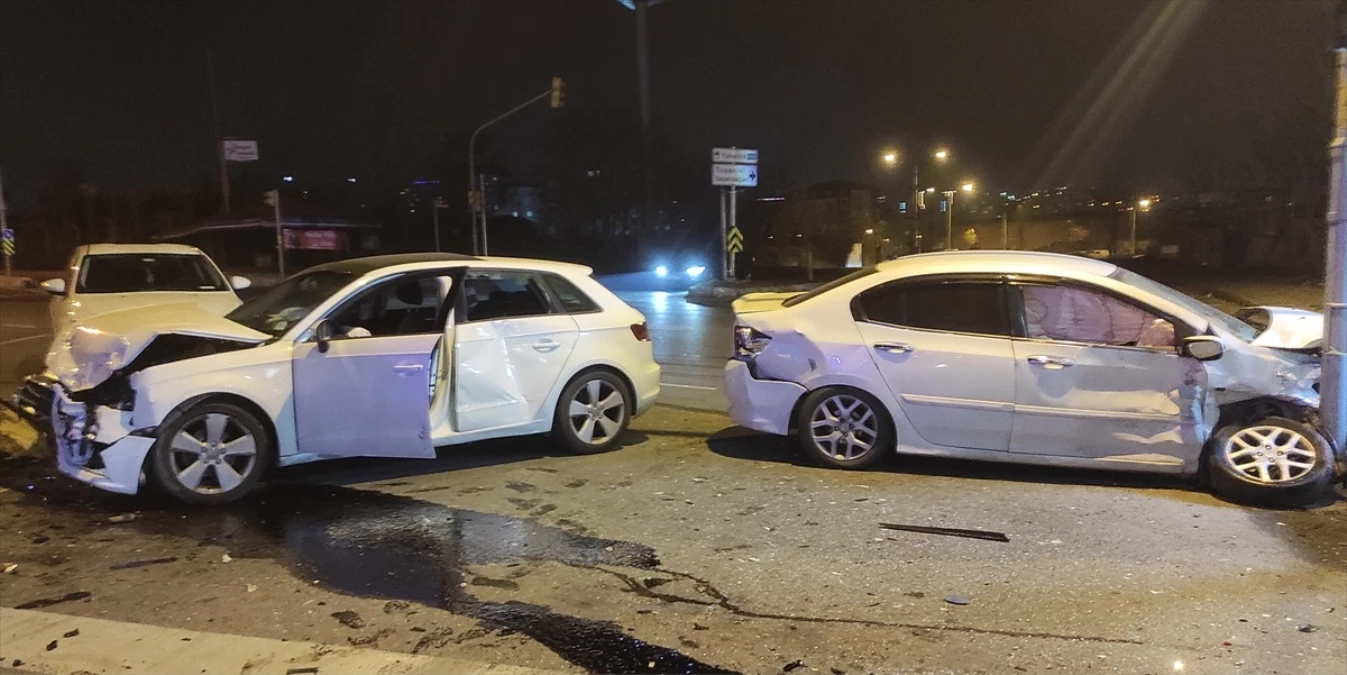 İstanbul Kartal’da Trafik Kazası: Sürücüler Yara Almadan Kurtuldu