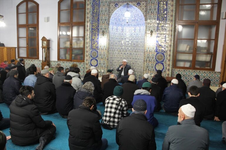 İSTANBUL’DA ŞEHİTLER İÇİN CAMİLERDE DUA EDİLDİ