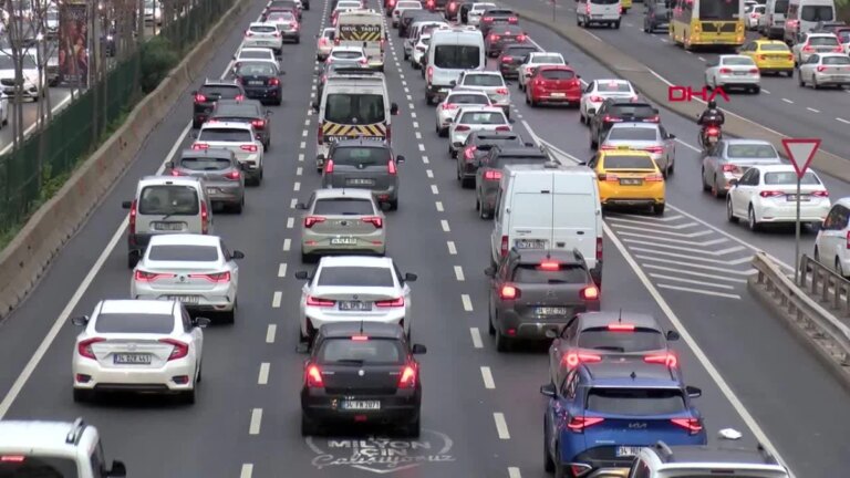 İstanbul’da Yağmurlu Hava Trafik Yoğunluğunu Artırdı