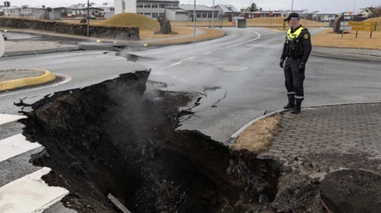 İzlanda’da akılalmaz olay! Yanardağ patlamasıyla oluşan çatlağa düşen işçi için arama çalışması başlatıldı