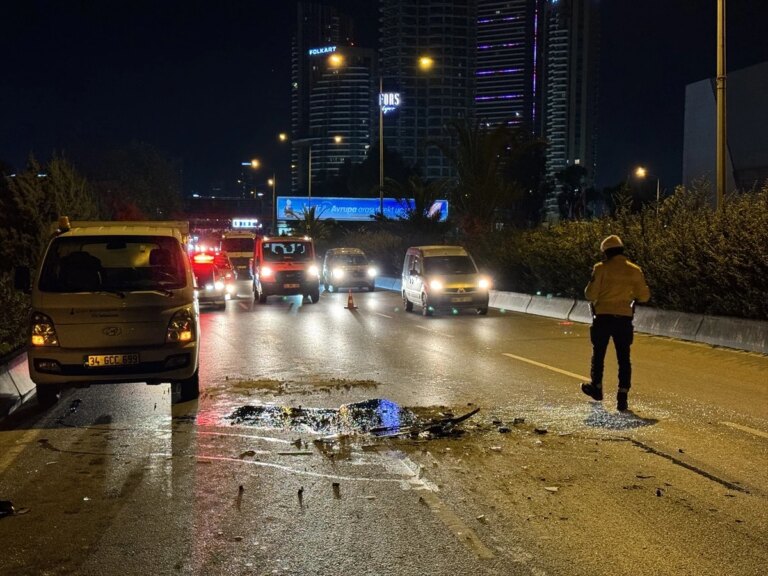 İzmir’de kaza: Belediye kamyonuna çarpan panelvanın şoförü yaralandı