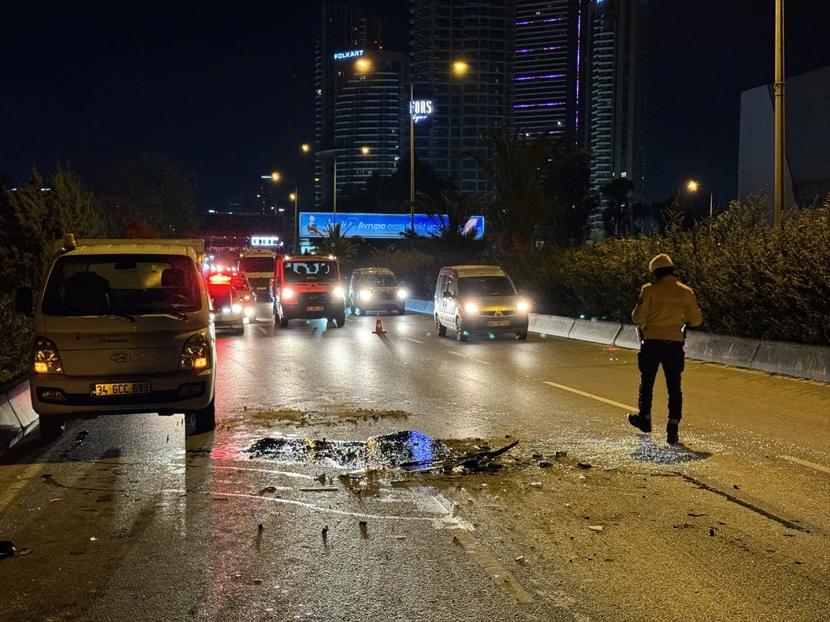 İzmir’de kaza: Belediye kamyonuna çarpan panelvanın şoförü yaralandı