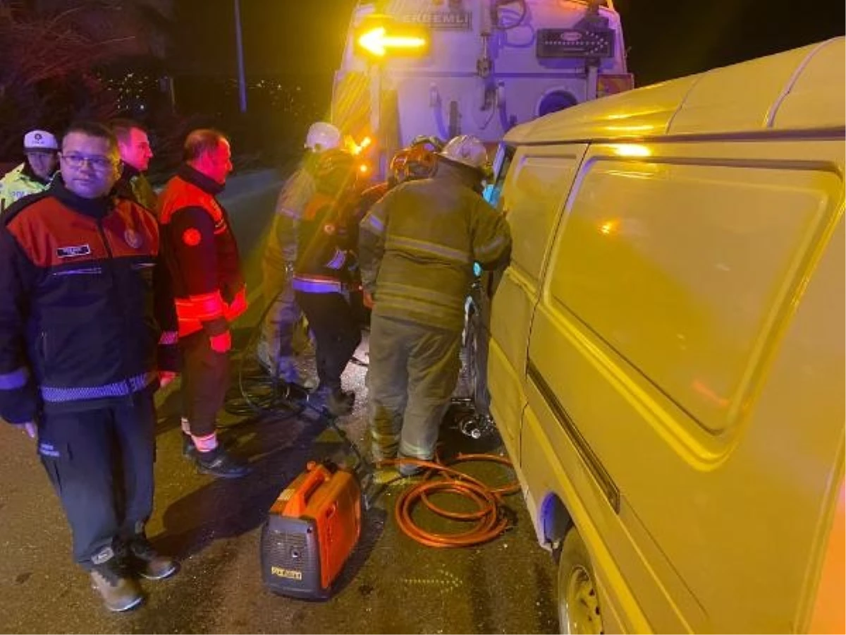 İzmir’de yol temizleme aracına minibüs çarptı: 1 yaralı