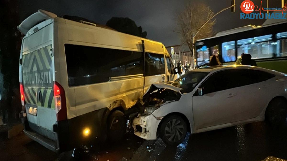 İzmit’te servis minibüsüyle otomobil çarpıştı: 4 yaralı