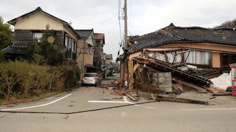 Japonya’daki 7.6’lık depremde 2 kişi hayatını kaybetti, 6 kişi enkaz altında