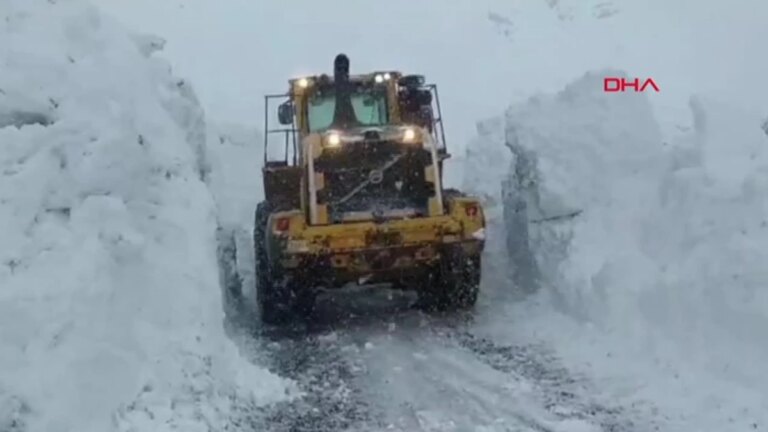 Kar nedeniyle kapanan yolda hasta çocuk hastaneye ulaştırıldı