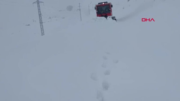 Karla Kapalı Yolda Rahatsızlanan Hamile Kadın Paletli Ambulansla Kurtarıldı