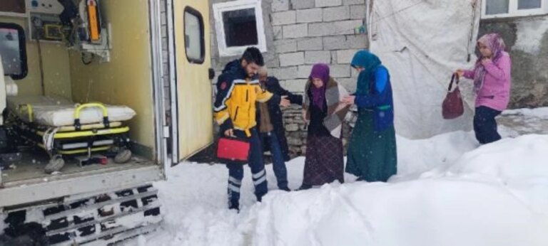 Karlı Yolda Rahatsızlanan Hamile Kadın Paletli Ambulansla Kurtarıldı