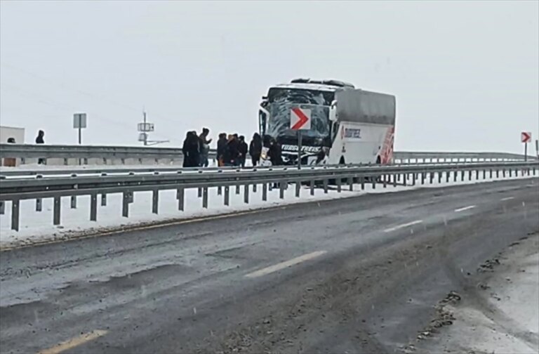 Kars’ta Zincirleme Trafik Kazası: 2 Ölü, 8 Yaralı