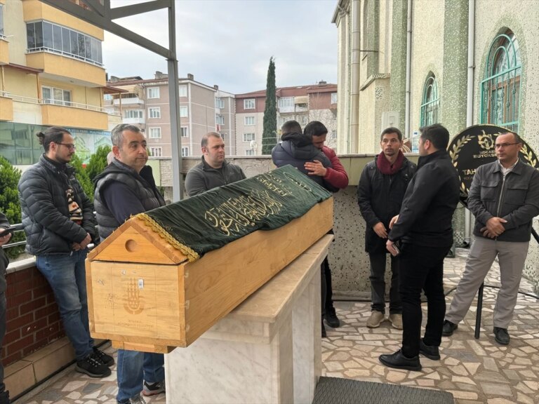 Kars’ta Zincirleme Trafik Kazasında Hayatını Kaybedenler Kocaeli’de Toprağa Verildi