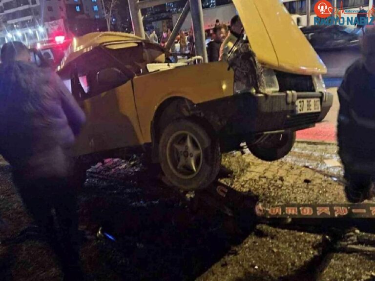 Kastamonu’da Tofaş marka otomobil yön tabelası direğine çarptı, 4 kişi yaralandı