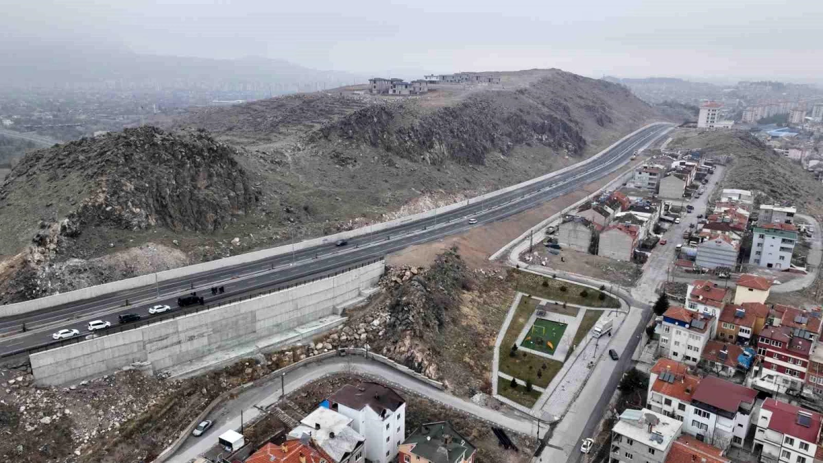 Kayseri Büyükşehir Belediye Başkanı Dr. Memduh Büyükkılıç, Organize Sanayi Bölgesi’ni Talas ilçesine bağlayan yolda incelemelerde bulundu