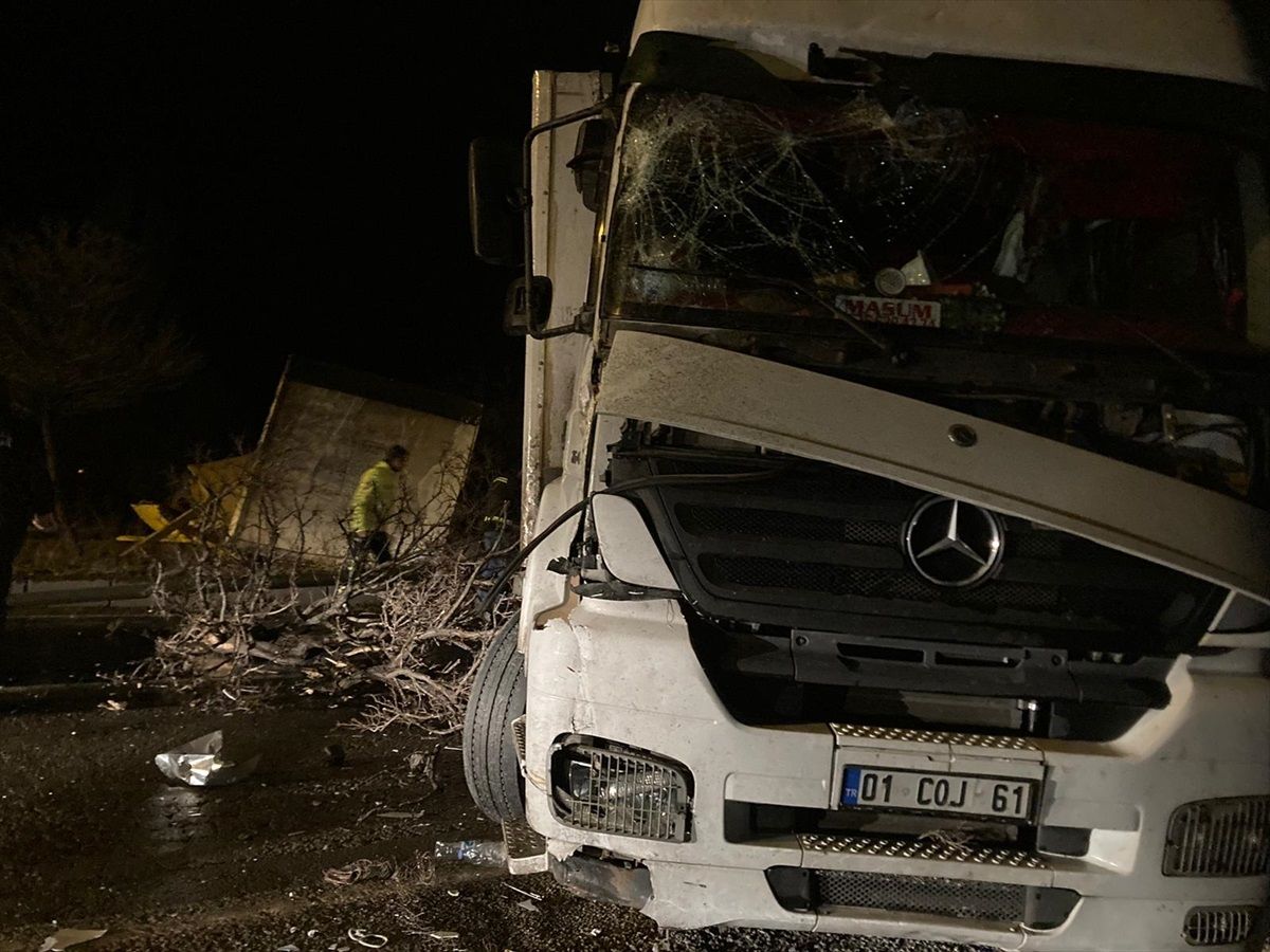 Kayseri-Niğde kara yolunda kamyon devrildi, ulaşım alternatif yoldan sağlanıyor