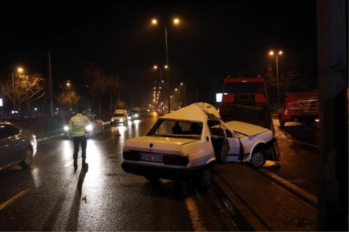 KAYSERİ’de otomobilin aydınlatma direğine çarptığı kazada 4 kişi yaralandı