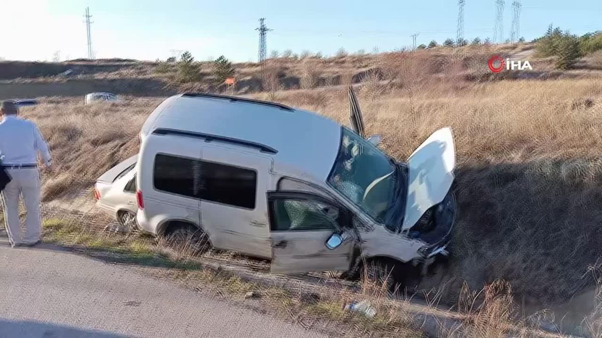 Kaza yapan araçlar sulama kanalına düştü