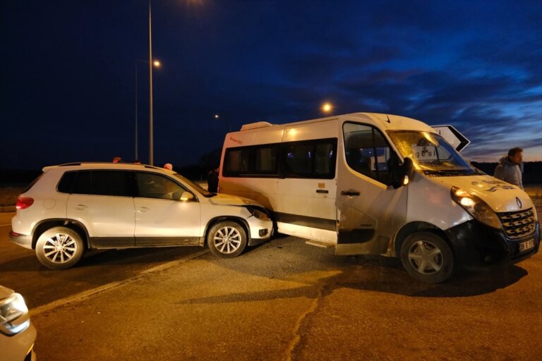 Kırklareli’nde ciple çarpışan servis minibüsündeki 3 kişi yaralandı