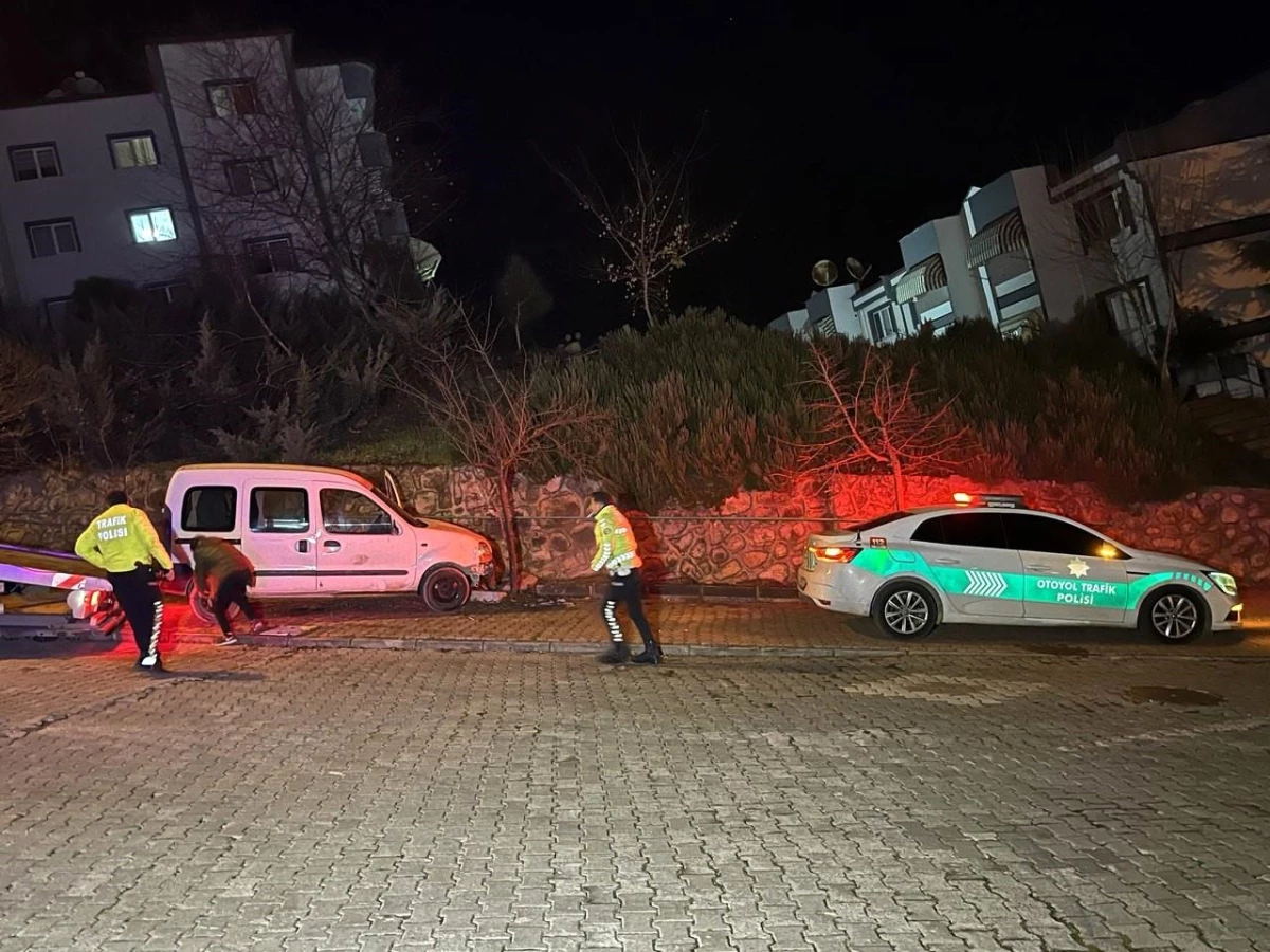 Kocaeli’de Alkollü Sürücü Polis Aracına Çarptı