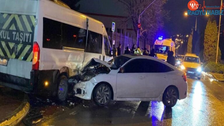 Kocaeli’de servis minibüsü otomobille çarpıştı: 4 yaralı