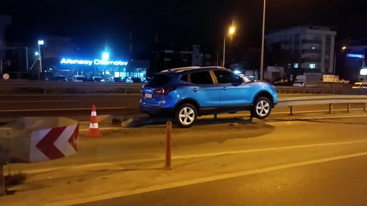 Kocaeli’de SUV Tipi Araç Bariyerin Üzerinde Asılı Kaldı