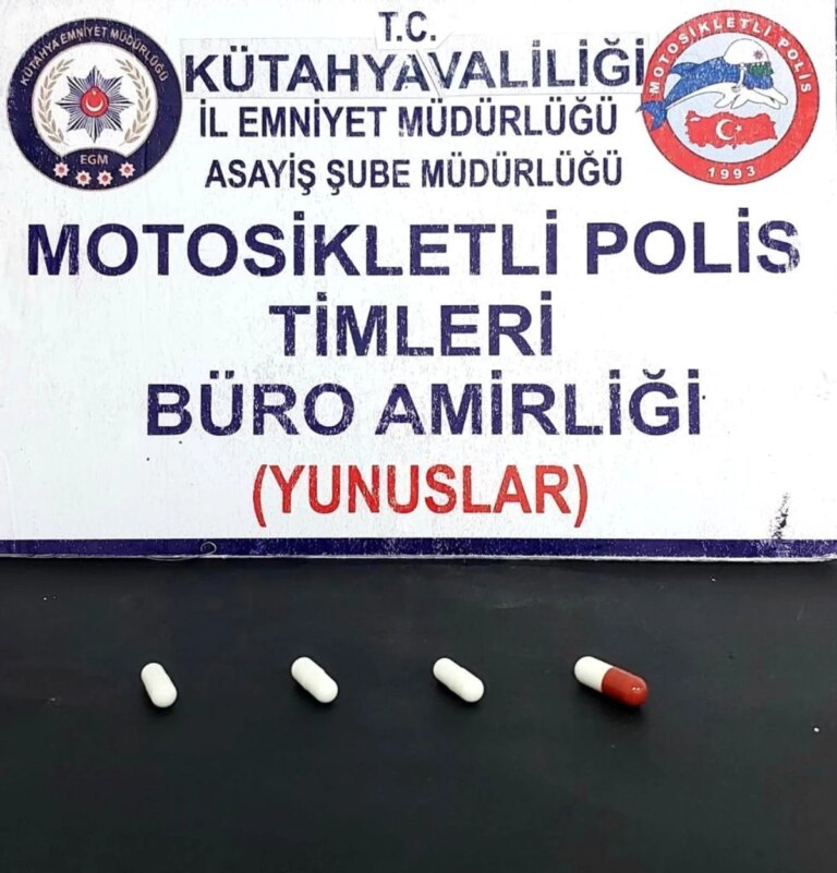 Kütahya’da Motosikletli Polis Timlerince 4 Adet Sentetik Ecza Hap Ele Geçirildi