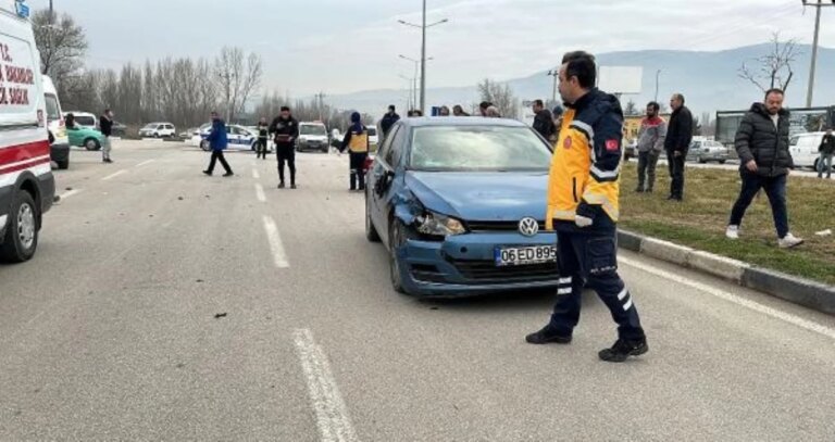 Kütahya’da otomobil ile elektrikli bisiklet çarpıştı: Anne ve oğlu yaralandı