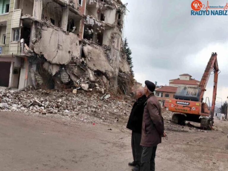 Malatya Doğanşehir’de ağır hasarlı binaların yıkımı tamamlanıyor