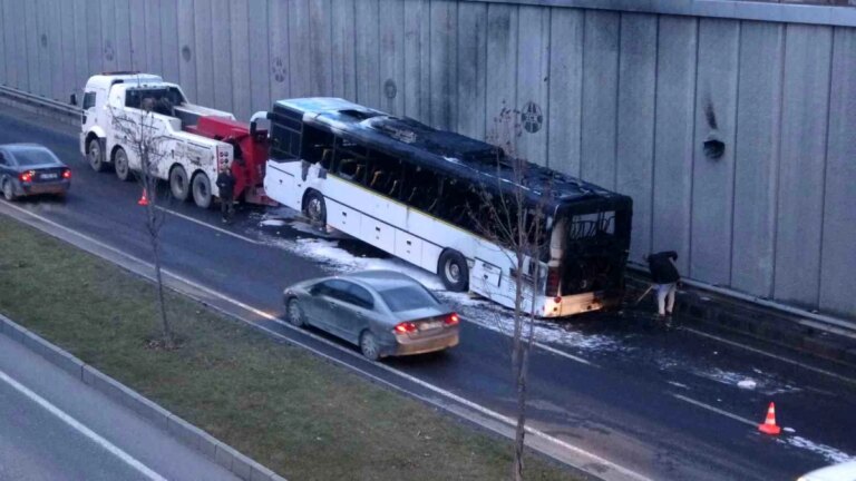 Malatya’da seyir halindeki servis otobüsü alev alev yandı