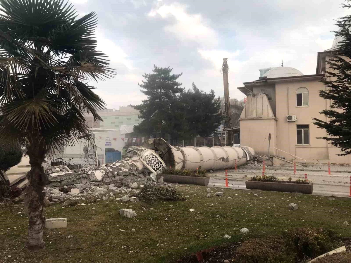 Malatya’da Sümer Camisi’nin hasar gören minaresi yıkıldı