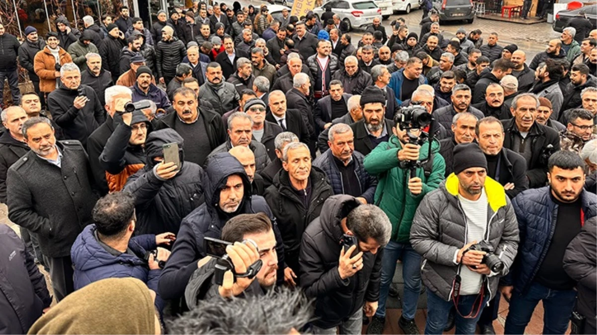 Malatyalılar Başkan Selahattin Gürkan’a destek vermek için AK Parti İl Binası önünde toplandı