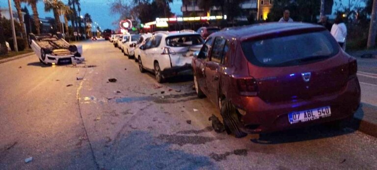 Manavgat’ta park halindeki araçlara çarpan araba takla attı