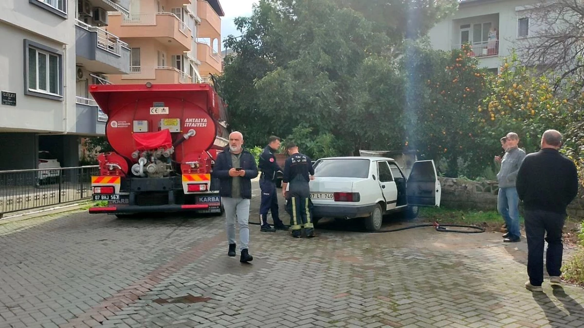 Manavgat’ta park halindeki otomobil yandı