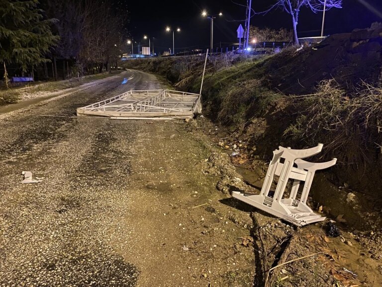 Manisa’da fırtına nedeniyle kulübenin çatısı uçtu