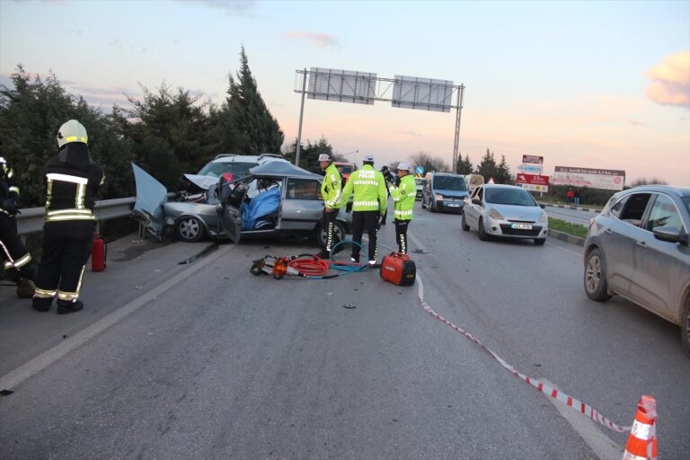 Manisa’da Otomobil ve Hafif Ticari Araç Çarpışması: 2 Ölü, 1 Ağır Yaralı