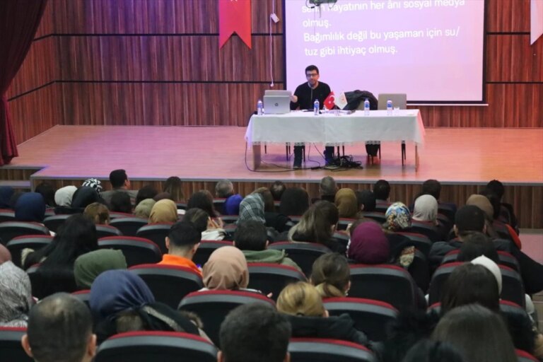 Mardin’de Teknoloji Bağımlılığı ve Sosyal Medya Okuryazarlığı Semineri