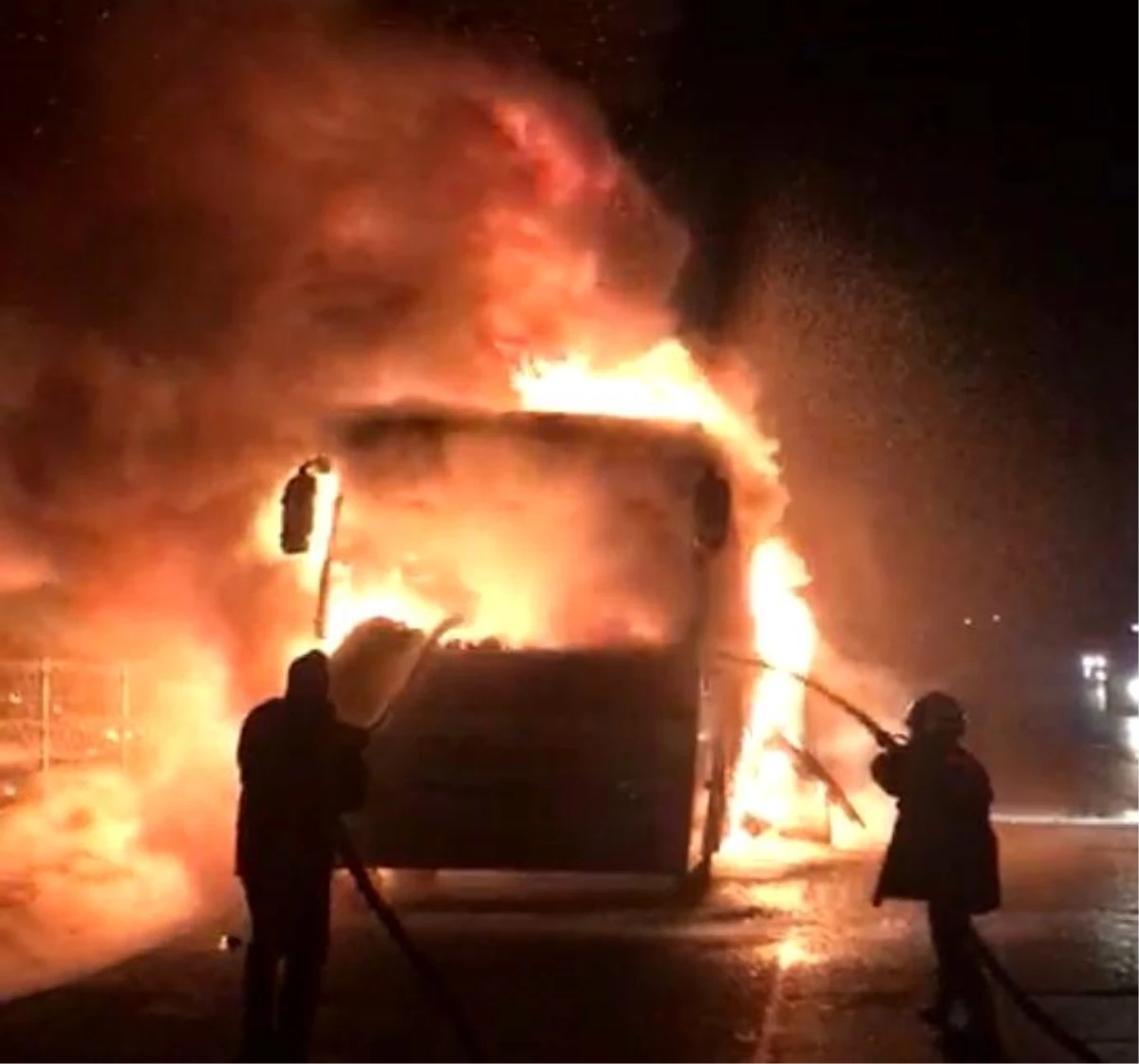 Mersin’de Servis Otobüsü Alev Alev Yandı