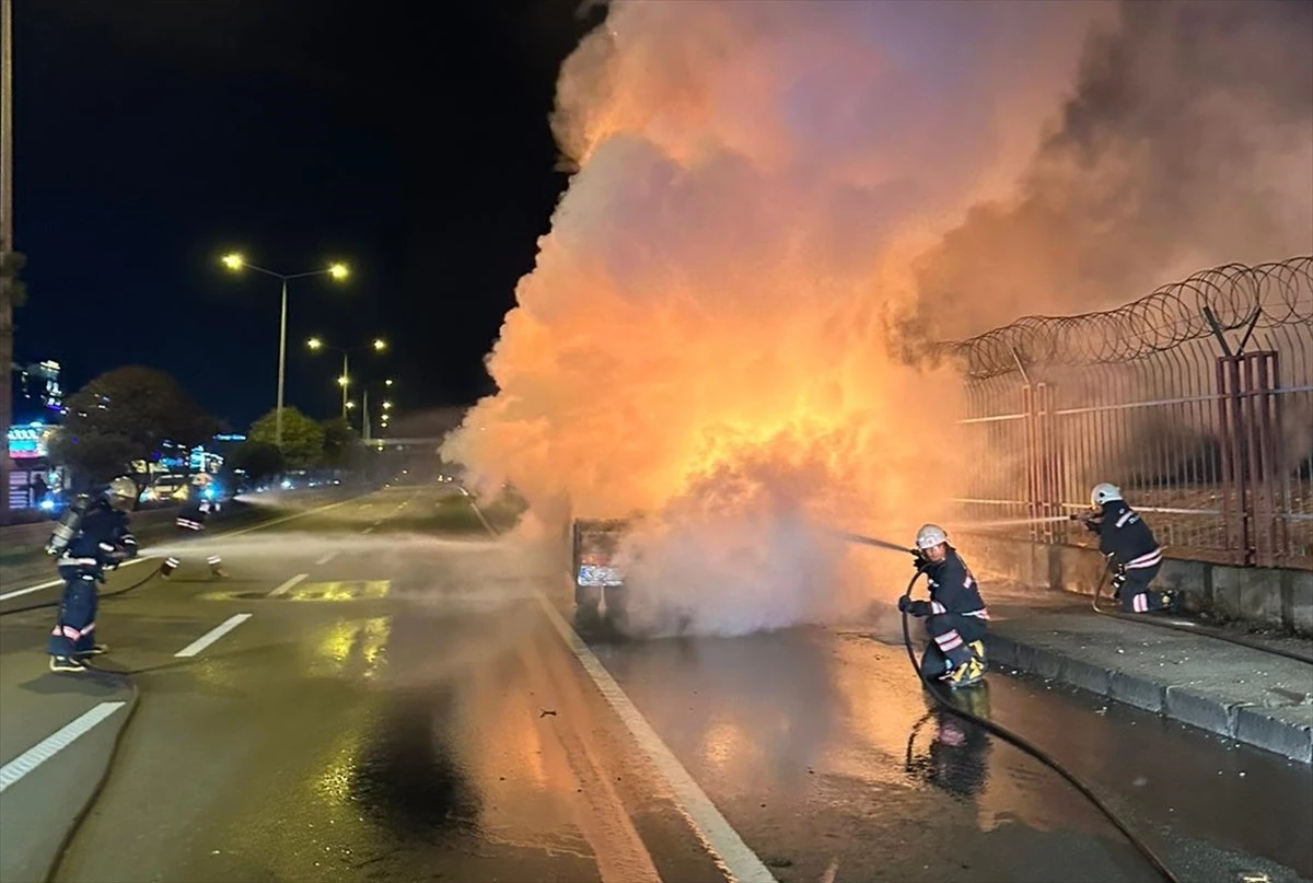 Ortahisar’da seyir halindeki tır çekici yandı