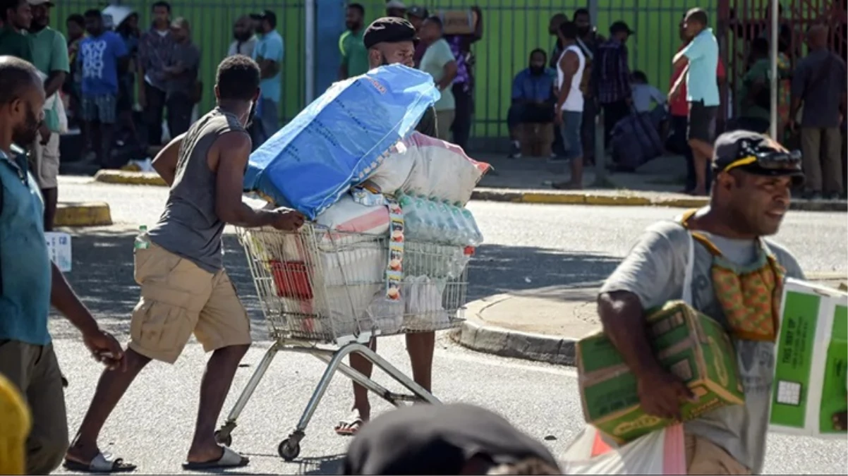 Papua Yeni Gine’de ortalık yangın yeri! Maaş kesintilerini protesto eden binlerce kişi sokaklara indi, OHAL ilan edildi