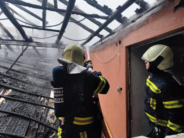 Pendik’te villanın çatısı alev alev yandı