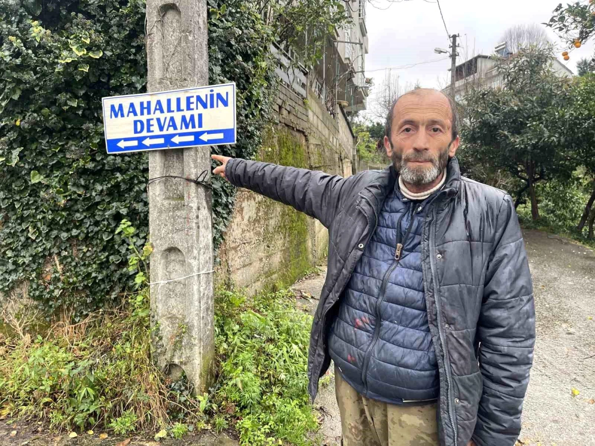 Rize’de Mahalle Muhtarı Trafik Sıkışıklığına ‘Mahallenin Devamı’ Tabelasıyla Çözüm Arıyor