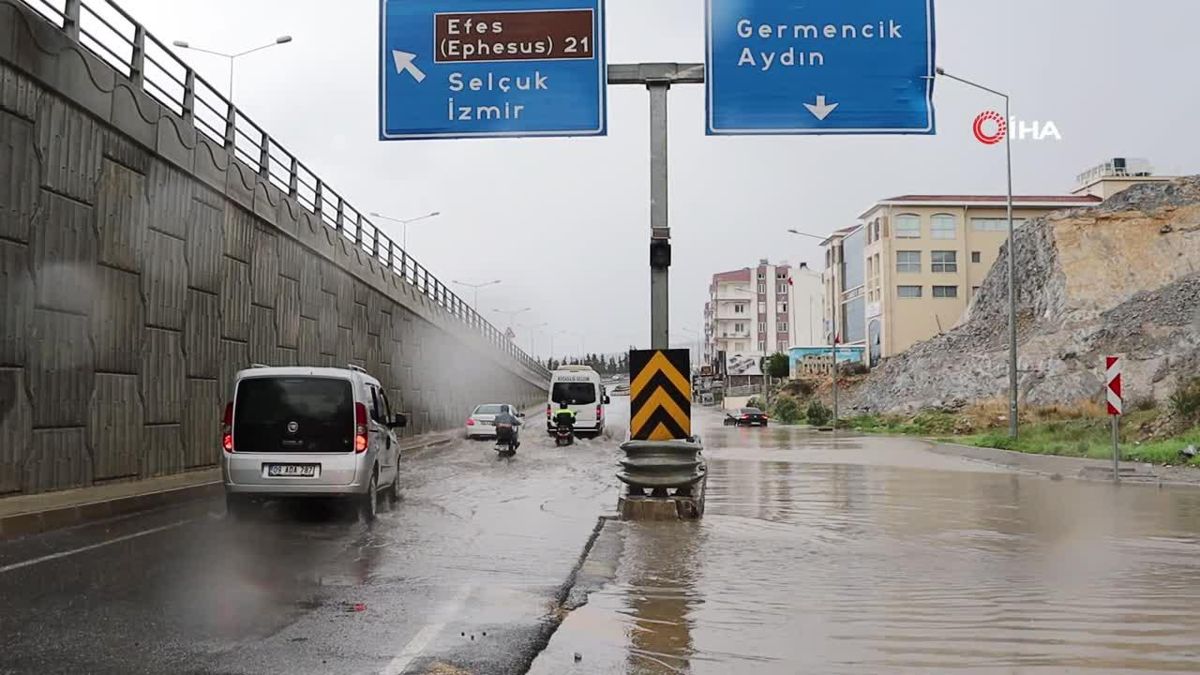 Sağanak yağış sonrası yollar göle döndü, sürücüler zor anlar yaşadı