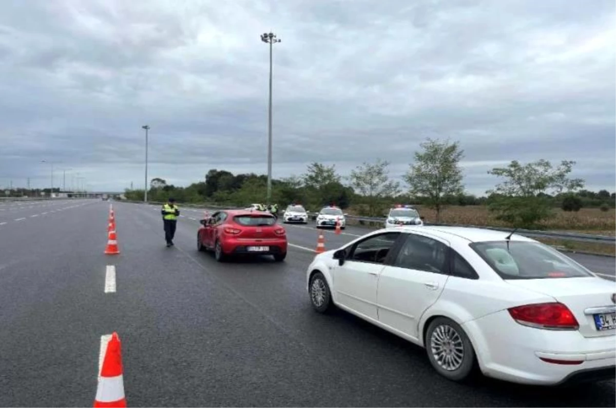 Sakarya’da trafik denetimlerinde 897 araç ve 242 sürücü trafikten men edildi