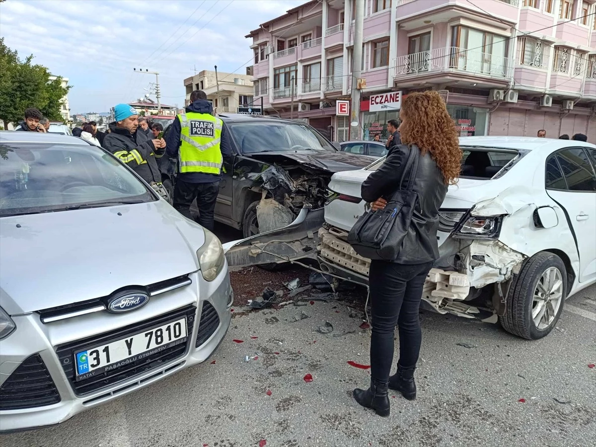 Samandağ’da Zincirleme Kaza: 3 Otomobil ve 1 Cipte Hasar Meydana Geldi