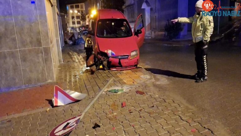 Samsun’da Trafik Levhalarına Çarpan Araba Şoförü Yaralandı