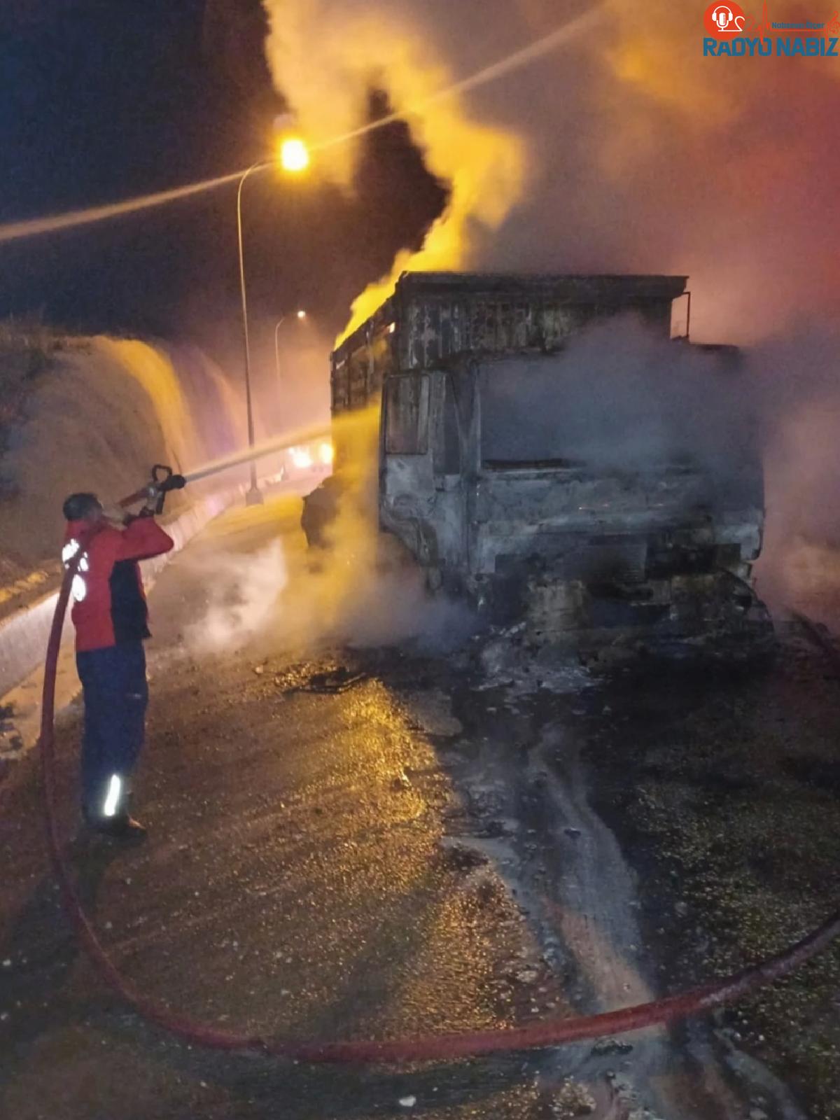 Silifke’de seyir halindeki kamyon yandı