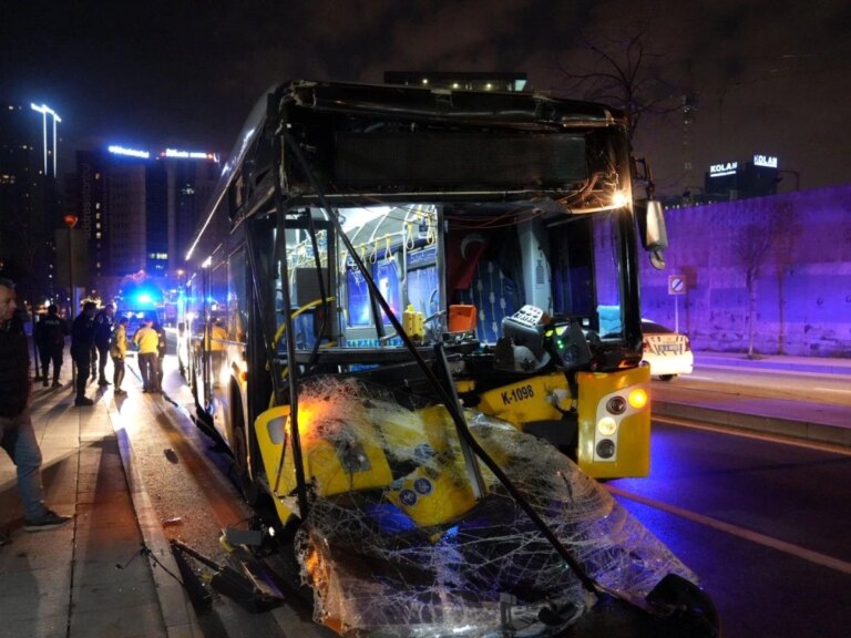 Şişli’de İETT Otobüsü Hafriyat Kamyonuna Çarptı: 8 Yaralı