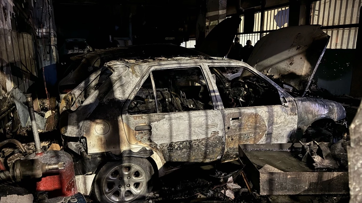 Sultangazi’de oto tamirhanesinde yangın: 2 araba ve 1 motosiklet küle döndü