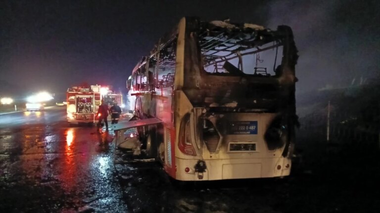 Tarsus’ta seyir halindeki servis otobüsünde yangın çıktı